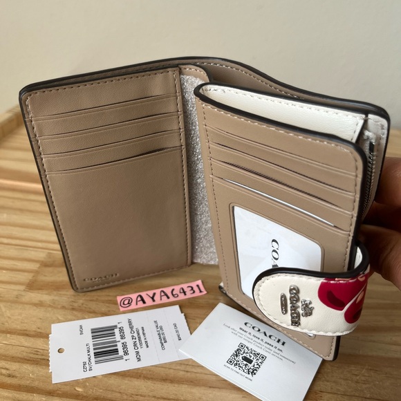 Coach Medium Corner Zip With Cherry Print🎈🎈 - Picture 6 of 11